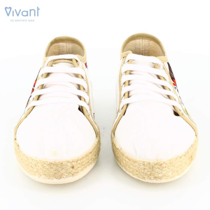 Vista frontal de las bambas blancas con suela de esparto