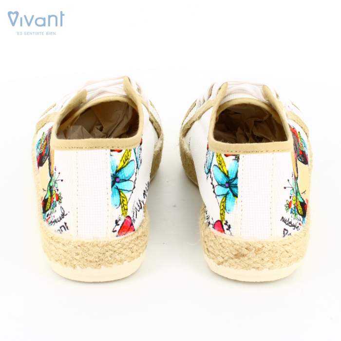 Vista trasera de las bambas de loneta blanca