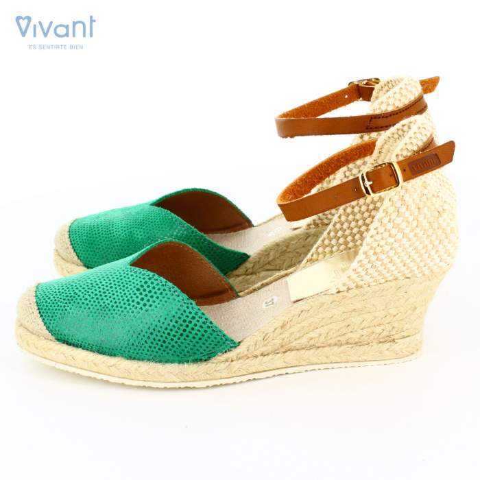 Vista lateral de la cuña de esparto de vivant para la colección de verano