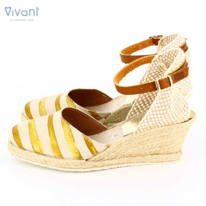 Vista lateral de cuñas de yute para mujer