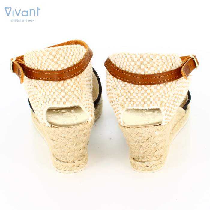 vista trasera de sandalias negras