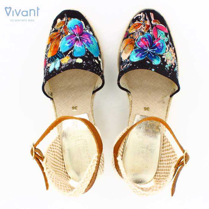 vista superior de las sandalias de mujer en color negro