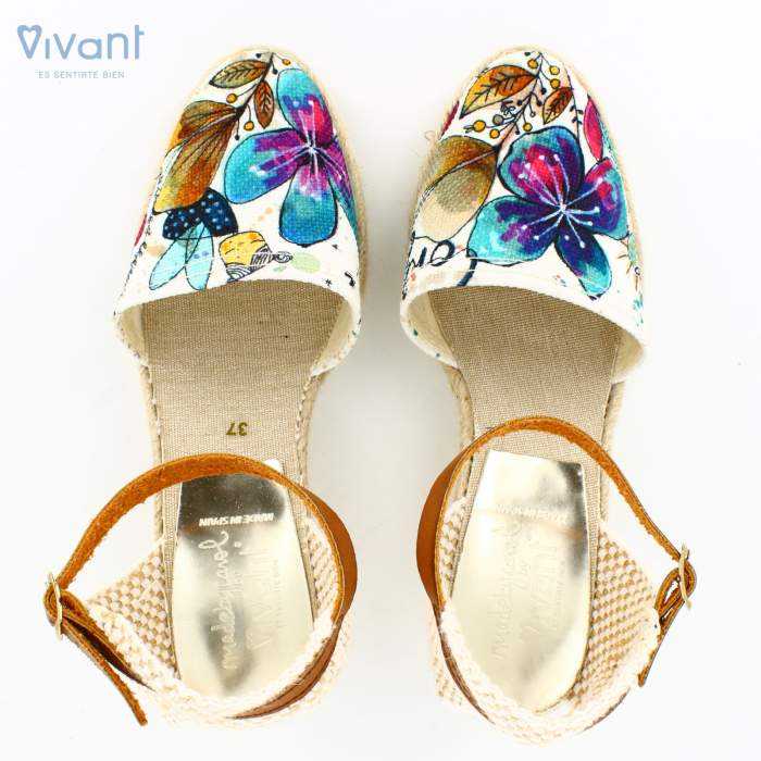 vista superior de cuña de yute blancas