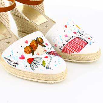 sandalias cuña de yute con ilustración y mensaje motivacional "seré breve, vive" 2