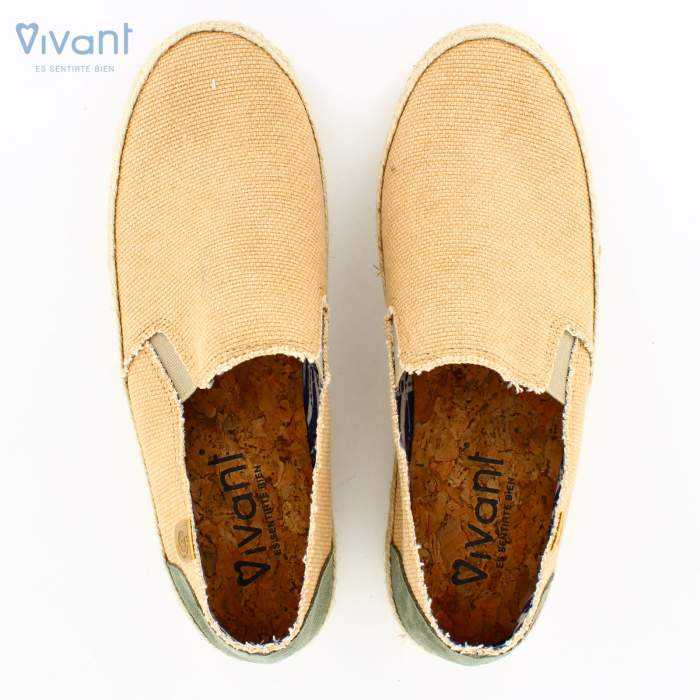 vista superior de un par de alpargatas de tejido beige de la marca vivant