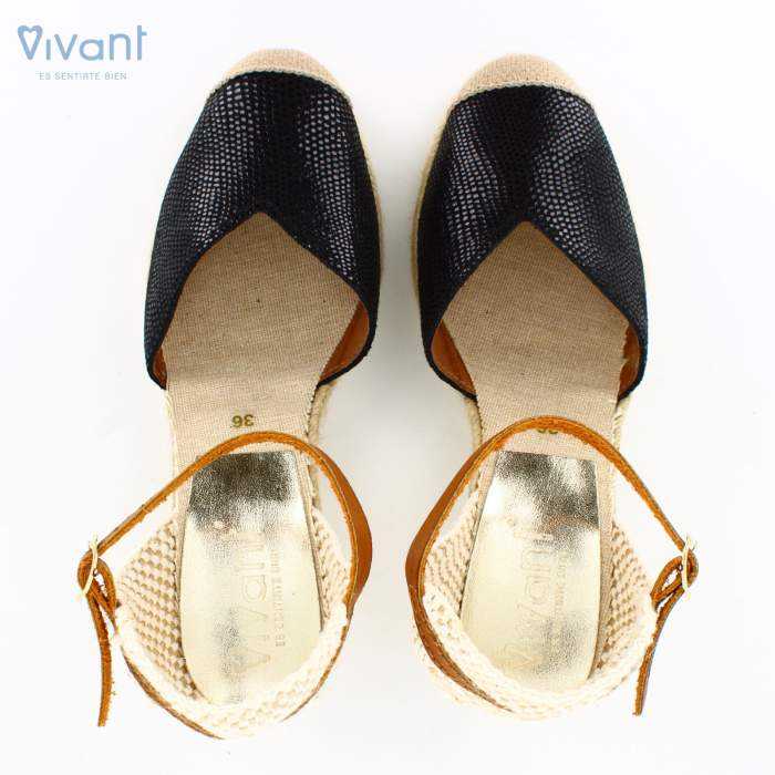 vista superior de sandalias de cuero para señora fabricadas en cuero negro y esparto