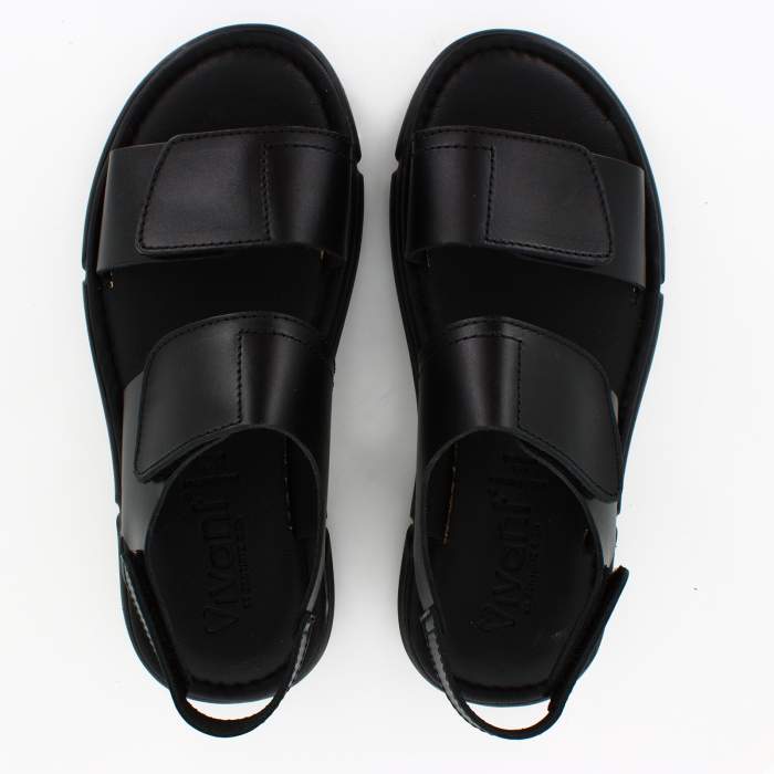 vista superior de sandalias de piel negra para hombre