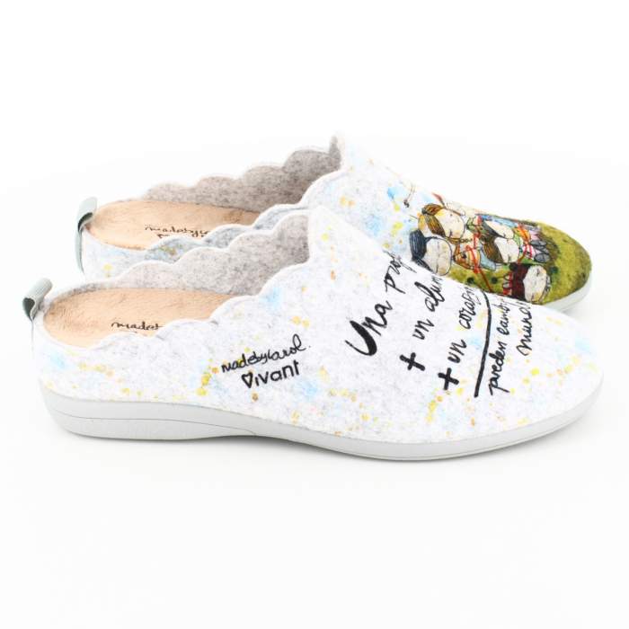 Vista lateral de zapatillas para profes