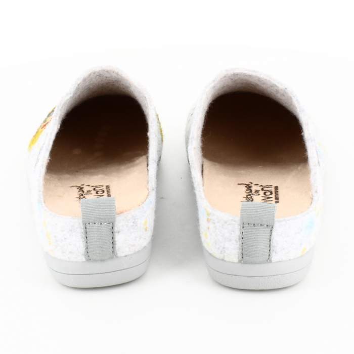 Vista trasera de zapatillas de estar por casa para profesoras