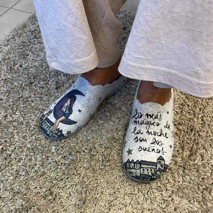 Zapatillas de Casa "Lo más mágico de la noche son los sueños" Fieltro Gris Zapatillas de Casa "Lo más mágico de la noche son los sueños" Fieltro Gris