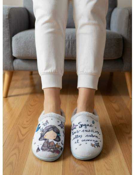Zapatilla de Casa "Sigue tus sueños ellos saben el camino" Everest Gris