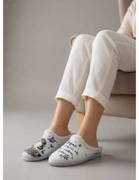 Zapatilla de Casa "Sigue tus sueños ellos saben el camino" Everest Gris