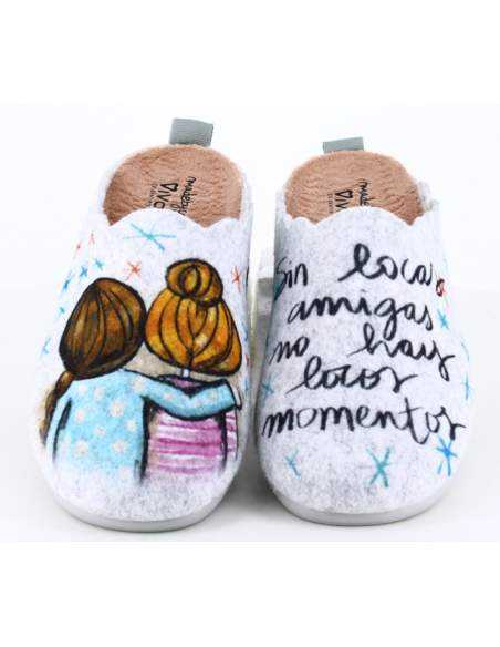 💕 Zapatillas de estar por casa “Sin locas amigas no hay locos momentos” – Comodidad, cariño y risas compartidas | Vivant